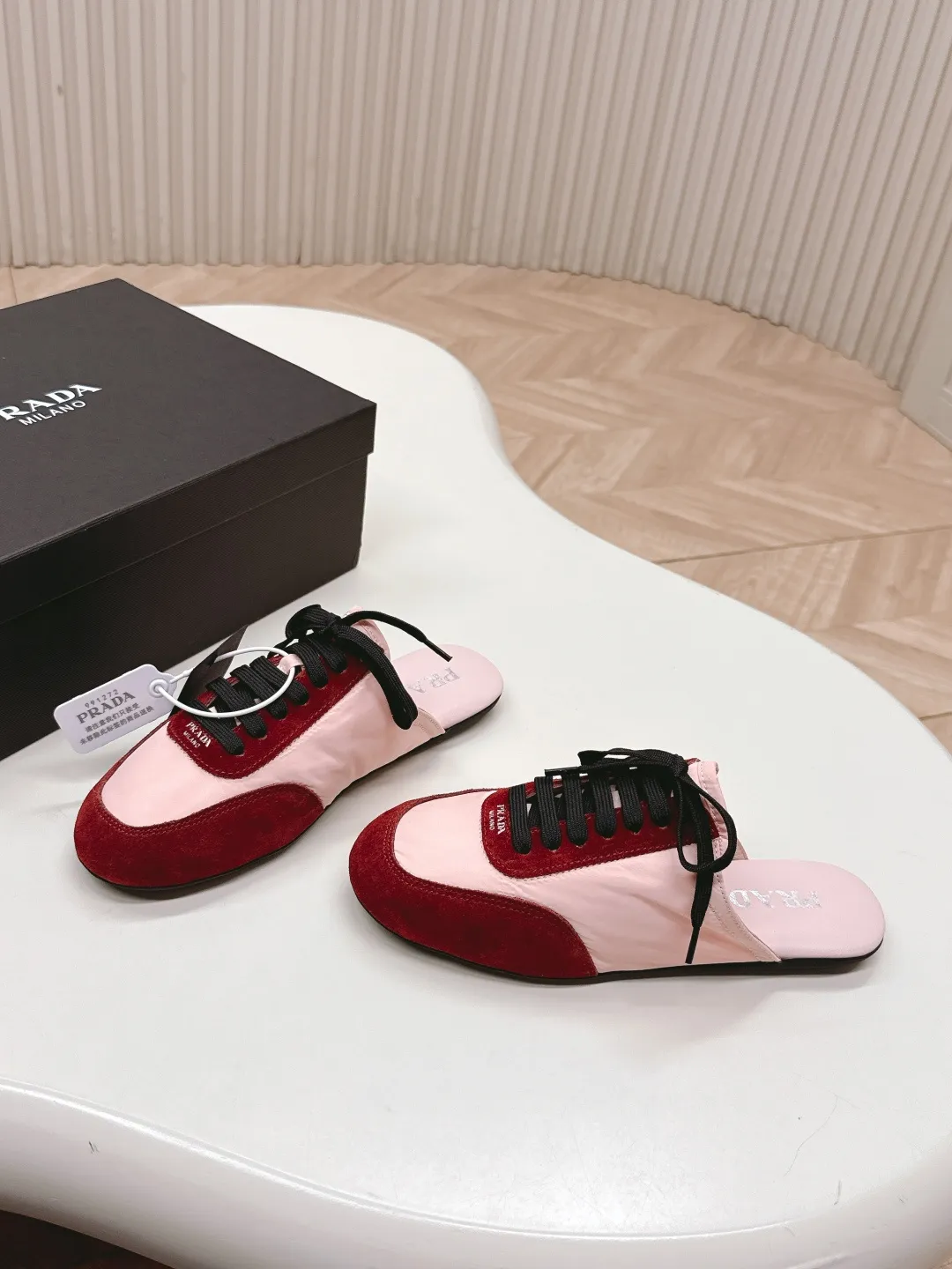 👟👟Ex-factory price 480👟👟 New color half-flop Prada Collapse regenerated nylon and suede leather stretch half-flop 2025 spring and summer latest catwalk style Forrest Gump slippers Fashion item thin casual slippers This ultra-light sports shoe is made of regenerated nylon and suede leather to create a three-dimensional shoe shape. The mixed materials highlight Prada's sports style and exquisite craftsmanship soul. The flat bottom design and elastic side cuffs make it easy to put on and take off with ease. The upper is decorated with a screen-printed logo ● Thin rubber sole · Removable leather insole upper, a casual shoe that is light, easy to wear and practical, with an original molded rubber outsole! Encounter a variety of colors combined with Forrest Gump shapes and iconic details such as Prada regenerated nylon to interpret a new style. Size: Women’s size. 35～39# 40.41